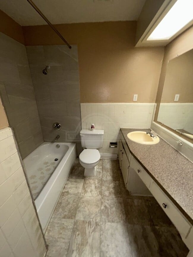 Building Photo - 1302 Becker Dr