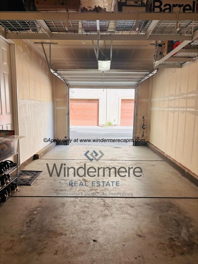 Building Photo - Stylish & Spacious 2 bedroom-/1 bath Condo in Astoria at Gateway Oaks!