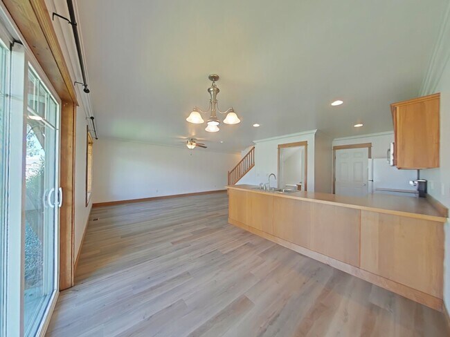 Building Photo - Beautiful 3 bedroom, 2 1/2 bathroom, townhouse with attached garage!