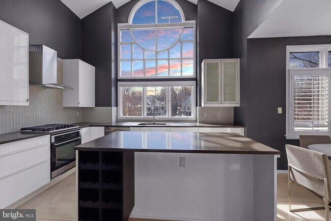 Building Photo - 1460 Waterfront Rd