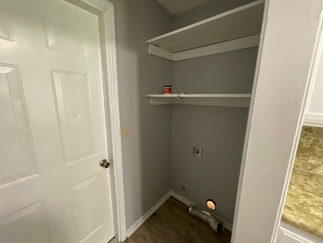 Building Photo - Nice 3bed, 1 1/2 bath. 2 car garage