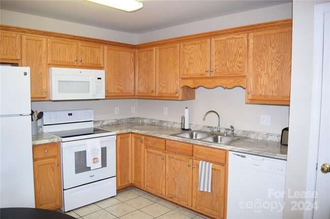 Building Photo - Fully furnished 2 bedroom, 1.5 bath townhouse! Available 8/15