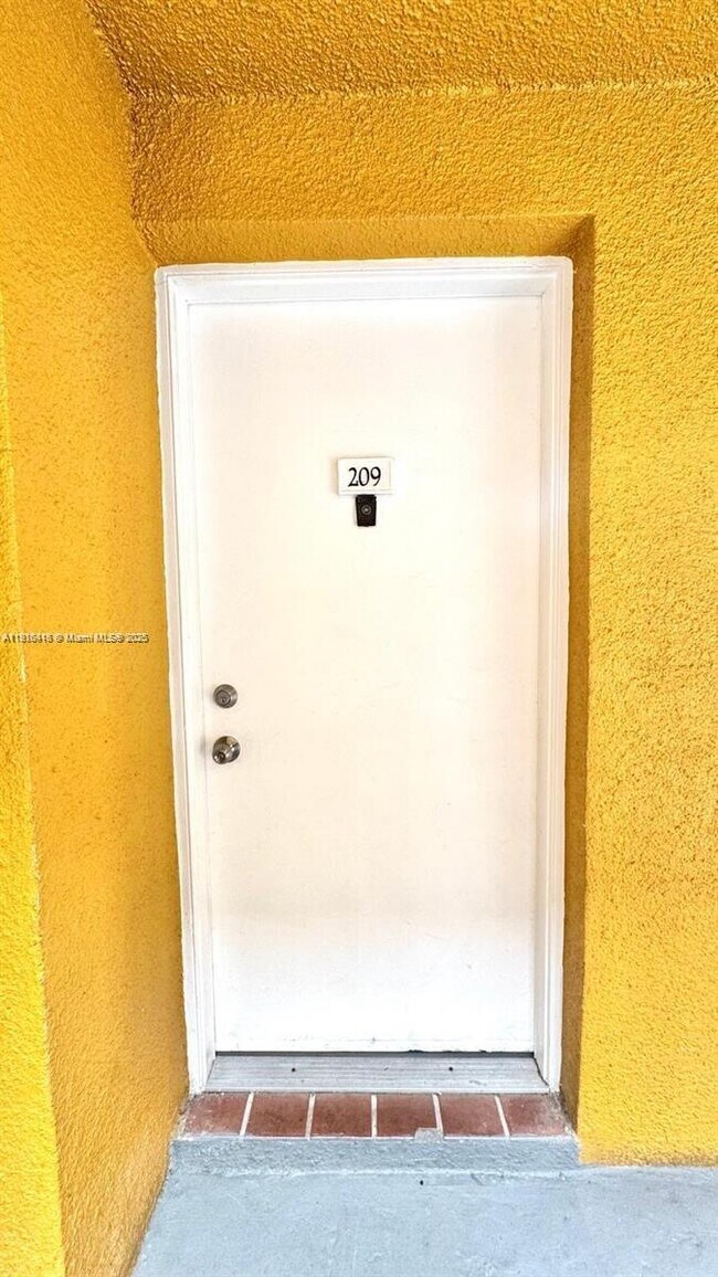 Building Photo - 9731 Fontainebleau Blvd