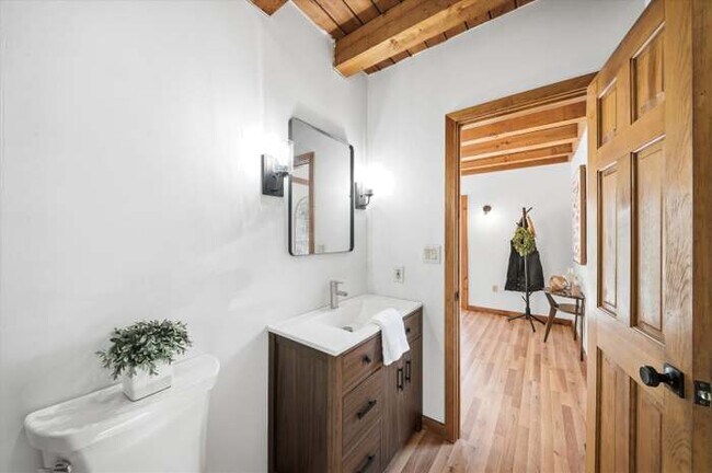 Building Photo - 105 Middle Rd