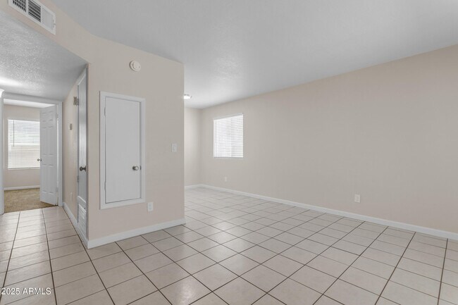 Building Photo - 834 N Cherry