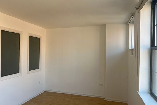 Building Photo - 222 W 14th St