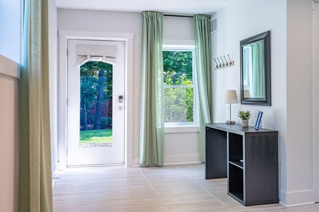 Building Photo - 2617 Caladium Dr NE