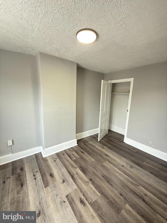 Building Photo - 249 E Oak St