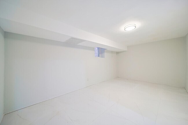 Building Photo - 5302 Hudson Ave