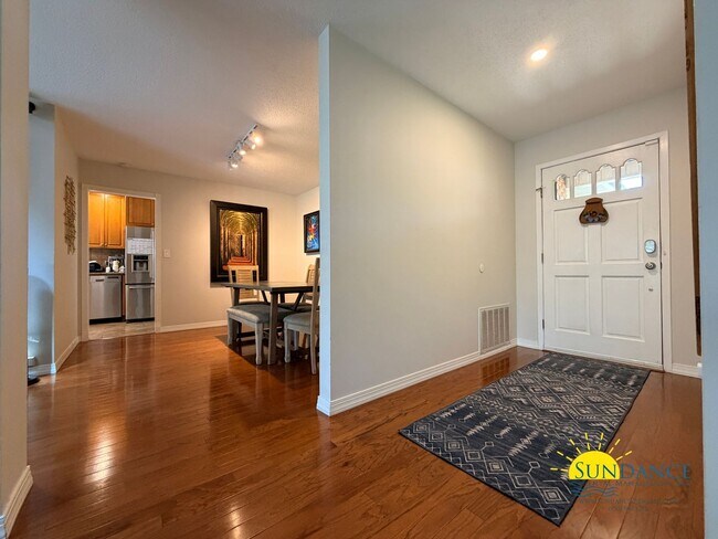 Building Photo - Stunning 5 Bedroom Home in Mary Esther with Beach Access, Pool and Solar Panels!
