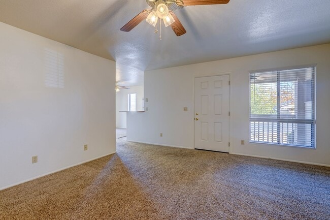 Building Photo - Condo in Montana Villas!