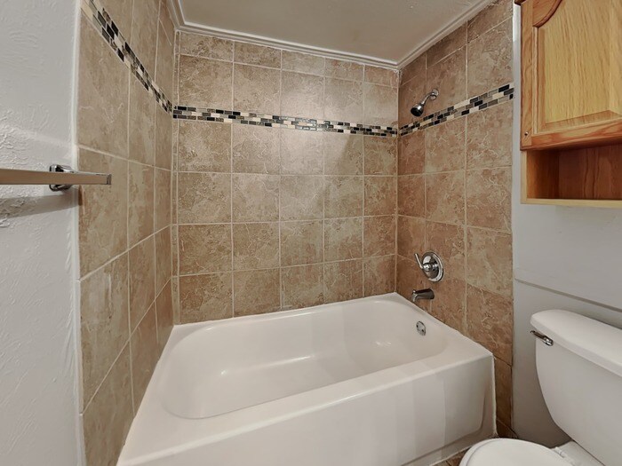 Building Photo - 1810 Hemlock Dr