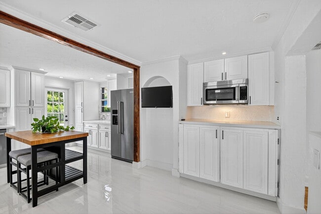 Building Photo - 322 Cornell Dr