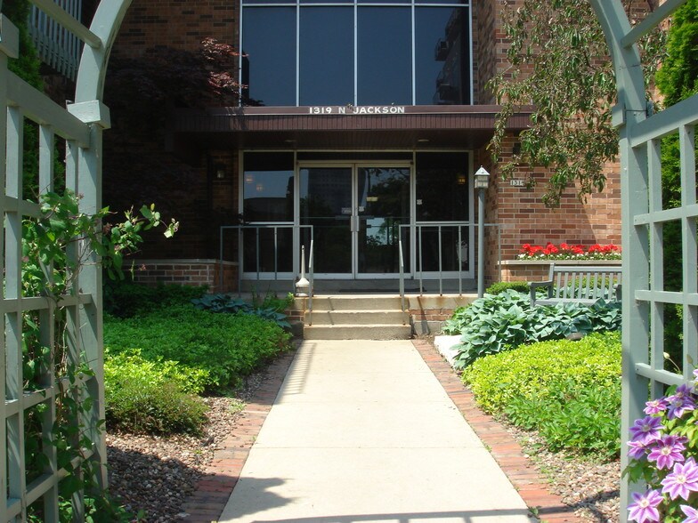 Juneau Village Garden Apartments 1319 N Jackson St Milwaukee WI 53202