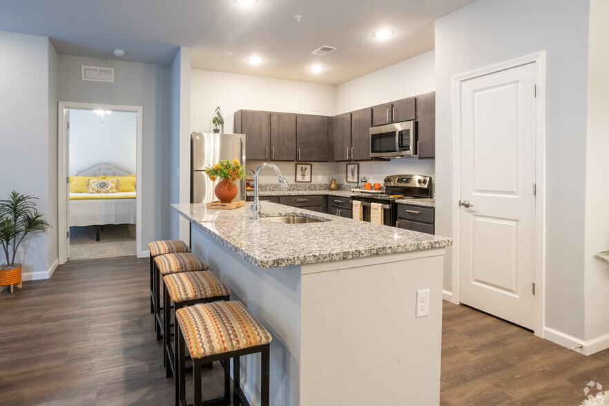 2BR, 2BA - 1,135 SF, Classic - Kitchen Island - Garden Estates