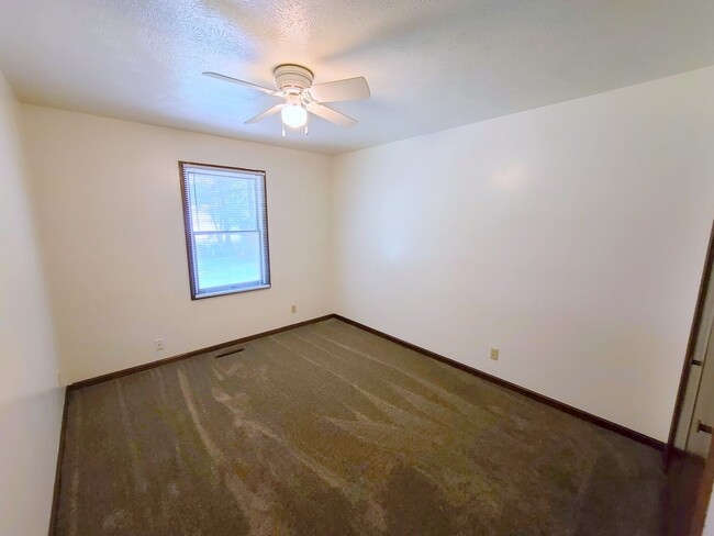 Building Photo - Recently Renovated 3-Bedroom Duplex in Qui...