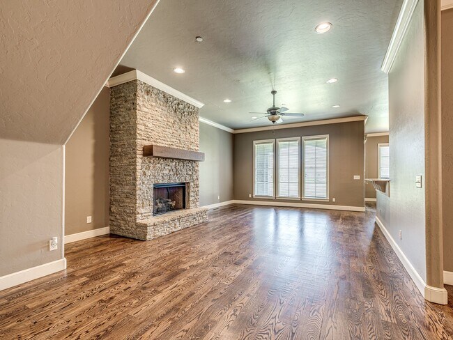 Building Photo - Luxury Edmond Townhome Overlooking Waterfa...