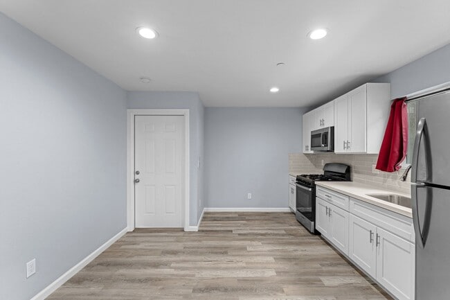 Building Photo - Stunning Remodeled 3-Bed, 3.5-Bath Home with Two Kitchens & Expansive Private Driveway in La Mesa!