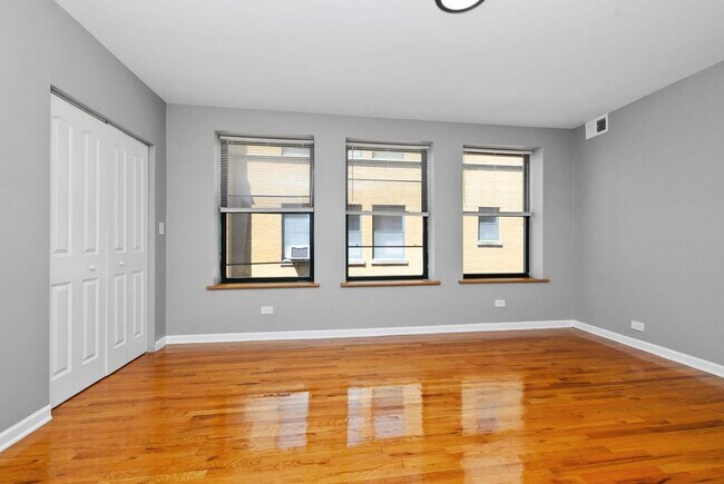 Building Photo - Three Bedroom in South Shore