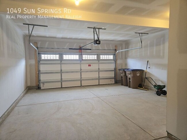 Building Photo - 1049 Sun Spgs Rd