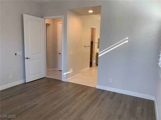 Building Photo - 819 Silverton Spgs St