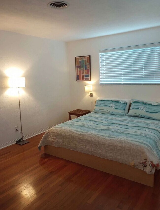 Building Photo - Furnished 3 Bedroom