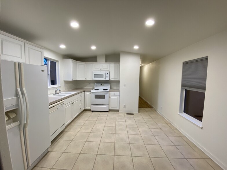 Building Photo - 79 Alder St