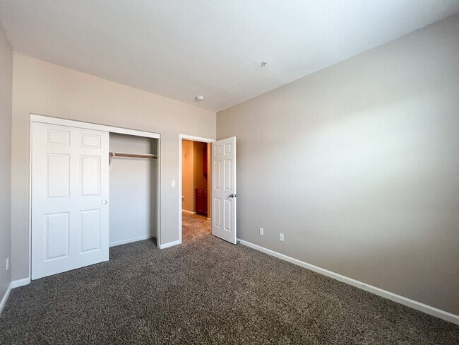Building Photo - 3 Bd, 2.5 Ba Condo in Elk Grove