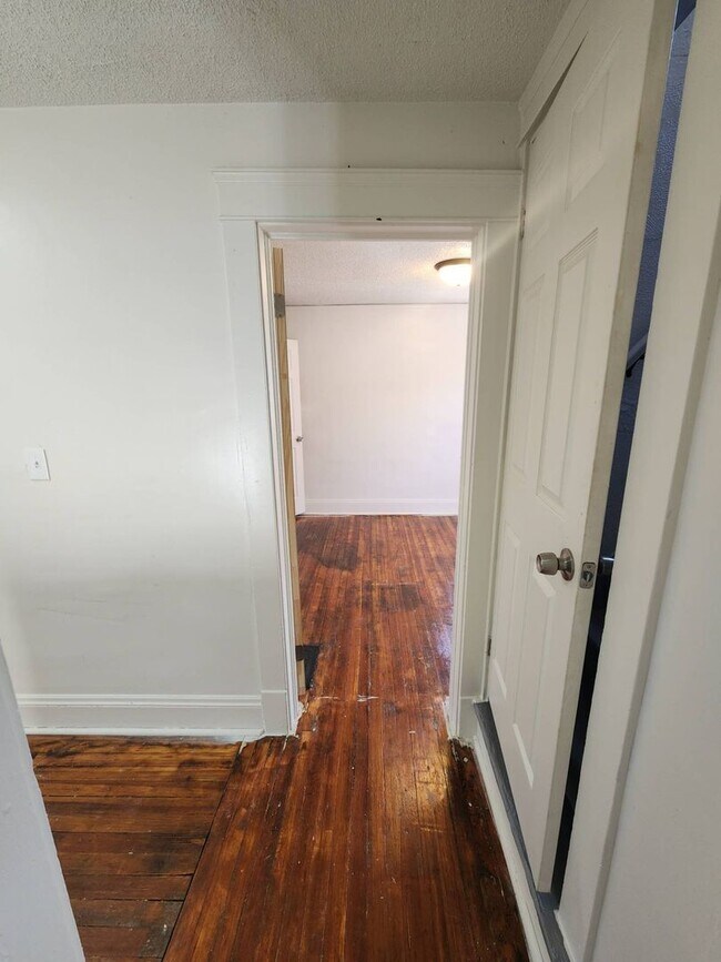 Building Photo - Charming 3-Bedroom Property in Prime Location
