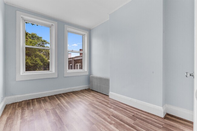 Building Photo - 122 Mallory Ave