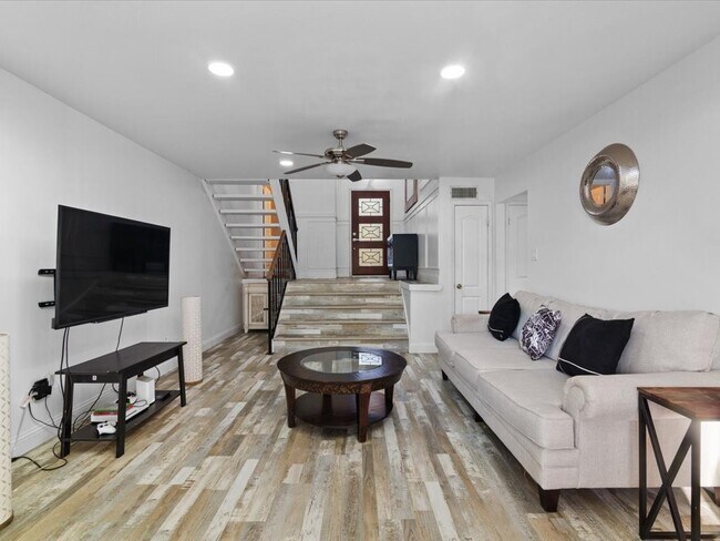 Building Photo - 15932 Seahorse Dr