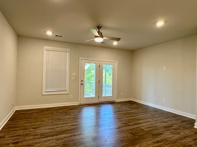 Building Photo - Beautiful Townhome with 3 bedrooms, three ...