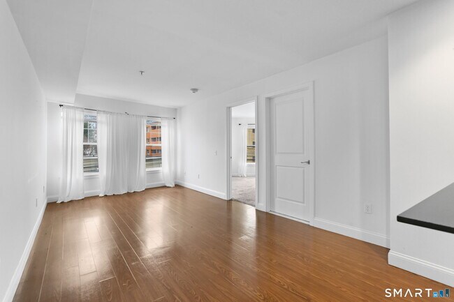 Building Photo - 947 Hope St