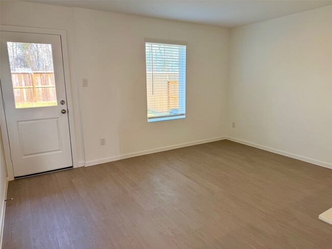 Building Photo - 921 Pertuso Ln