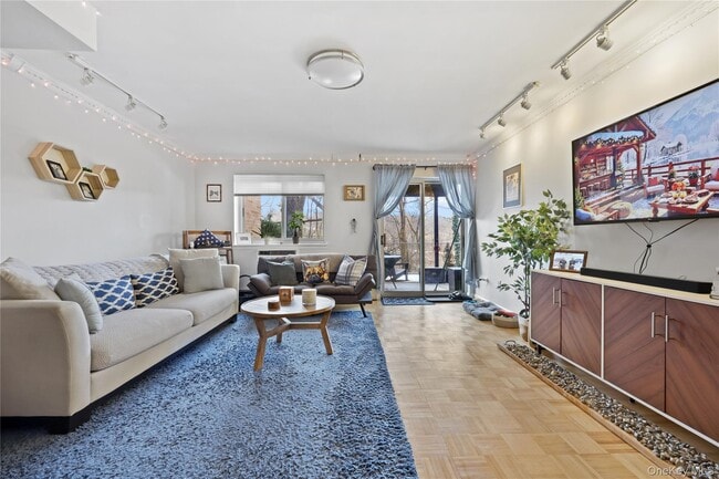 Building Photo - 330 S Central Ave