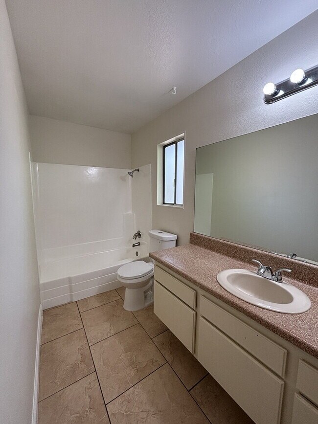 Building Photo - 2 Bedroom 1 bathroom Gem