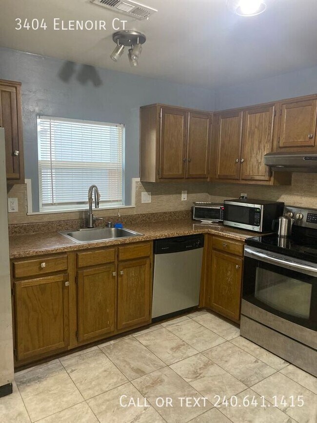 Building Photo - 3404 Elenoir Ct