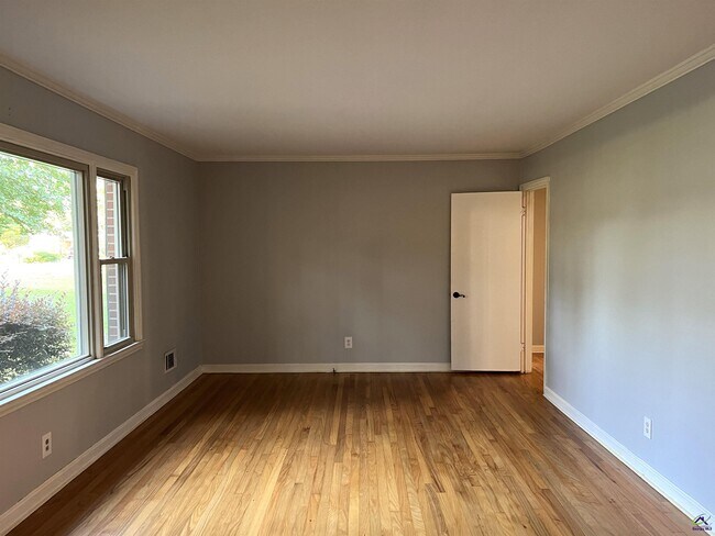 Building Photo - 2855 Riverview Rd