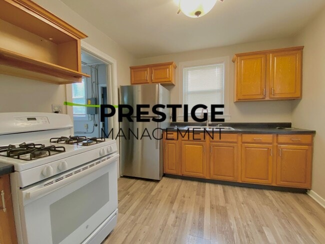 Building Photo - 2 Bed 1 Bath Town House