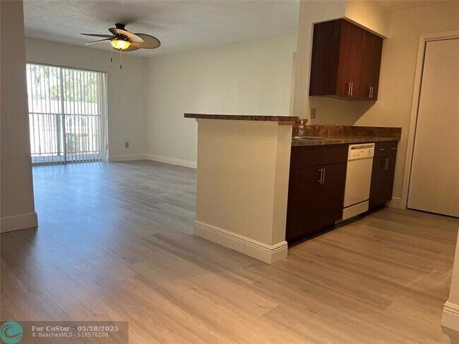 Building Photo - 875 Riverside Dr