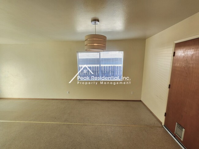 Building Photo - Charming 4bd/2ba Home with Large Backyard