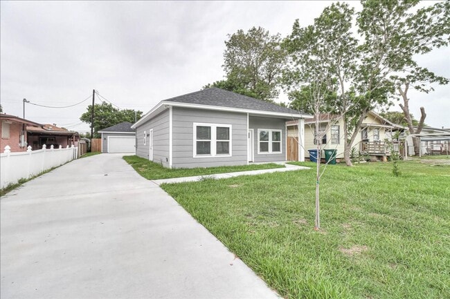 Building Photo - 5017 Moravian Dr