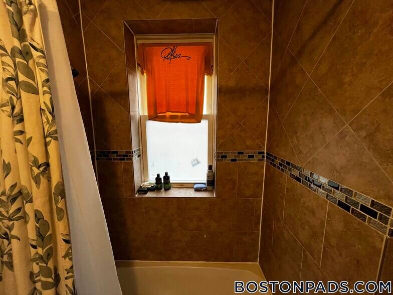 Building Photo - 244 Kelton St