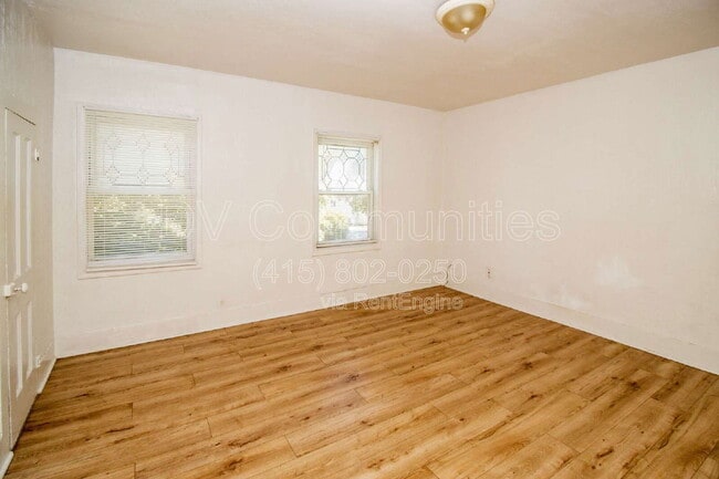 Building Photo - 636 Allyn St