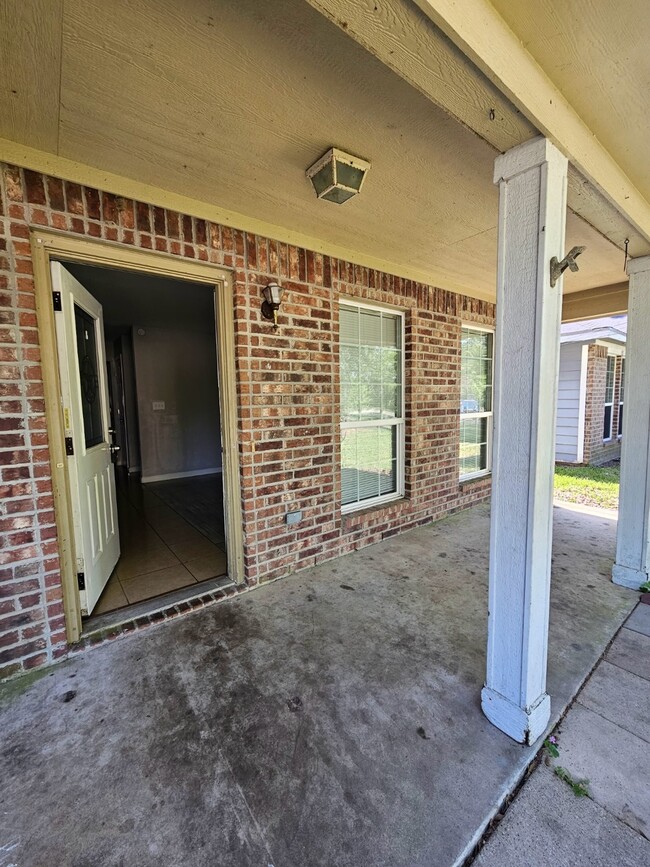 Building Photo - 6217 Willow Ave