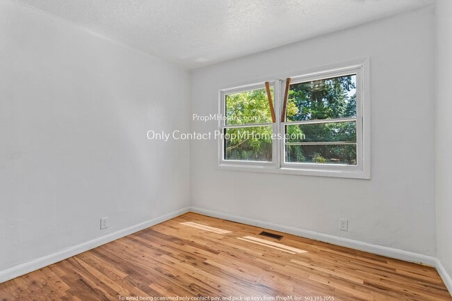 Building Photo - Charming Three Bedroom in Woodstock Neighborhood!