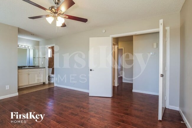 Building Photo - 515 E Renee Dr