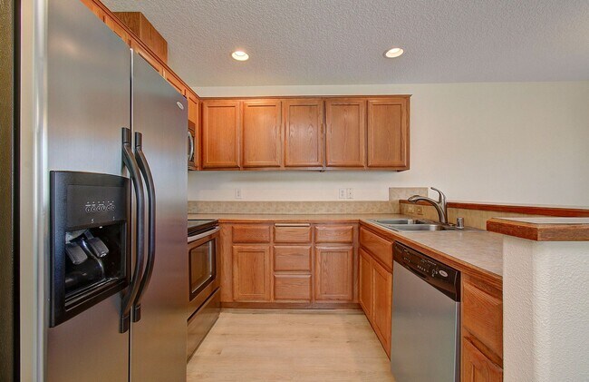 Building Photo - Beautiful Townhome- 3 Bedrooms
