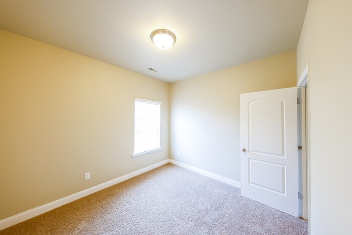 Building Photo - 115 Lazy Oak Dr