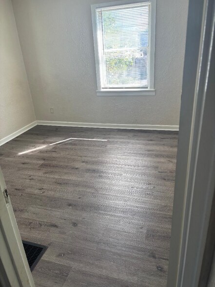 Building Photo - 242 E Siebenthaler Ave